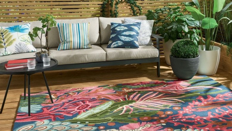 Looking to Give Your Living Room a Unique-chic Appeal? Buy Floral Rugs!